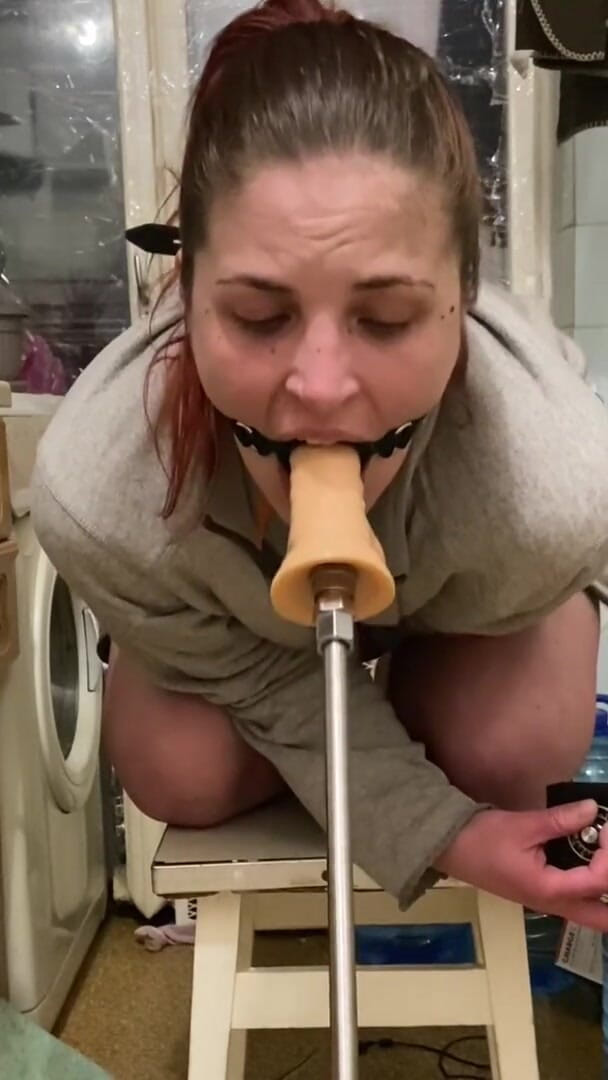 Elena917: fuck machine through a mouth ring