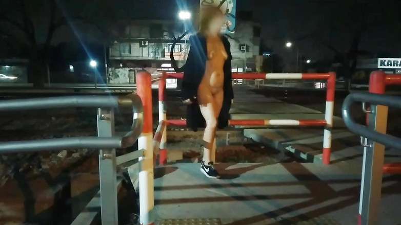 Activecouplearg: Sex v ulicích chycen cizincem, který kráčí nahý městem