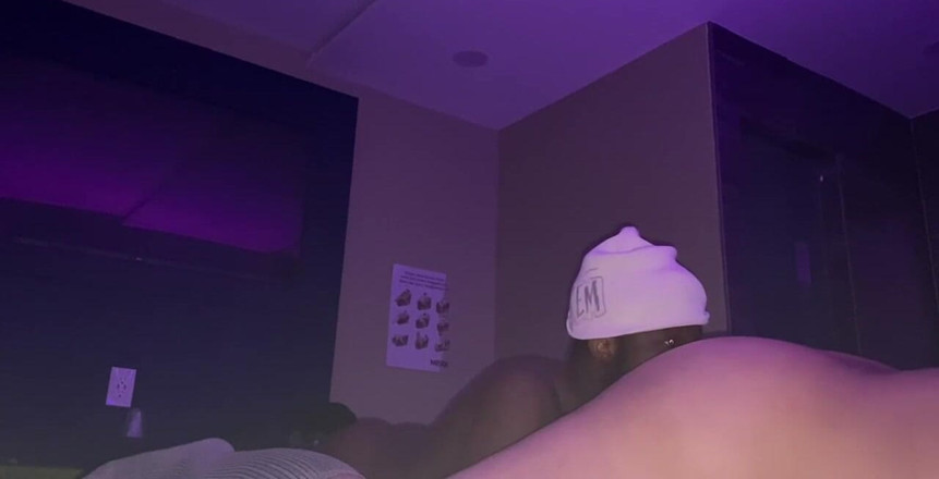 Candy Licker: गोल-मटोल प्रशंसक की गांड चाटना