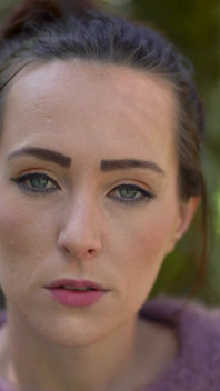 Close-up buitenshuis roken - tengere brunette