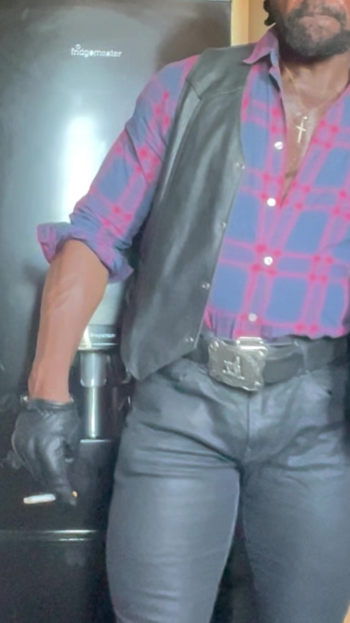 Black smoking muscle stepdad: Курящий папа в черной коже