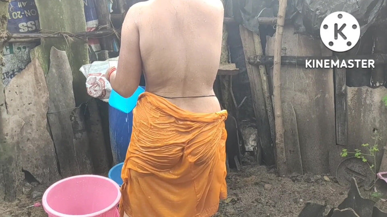 Anita yadav: Anita Yadav bathing in indian style