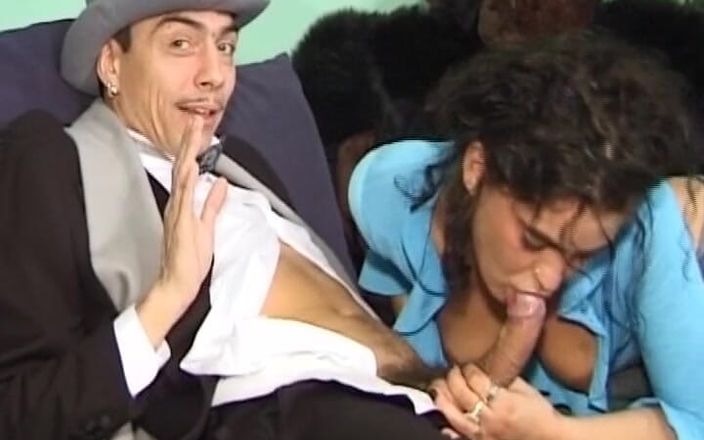 German's Young Babes: Guarda questa ragazza tedesca farsi penetrare la figa alla pecorina