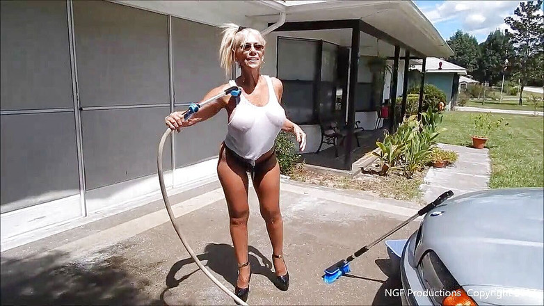 Nasty Girlfriends: Ošklivá Sofia má tanga a punčocháče v myčce aut