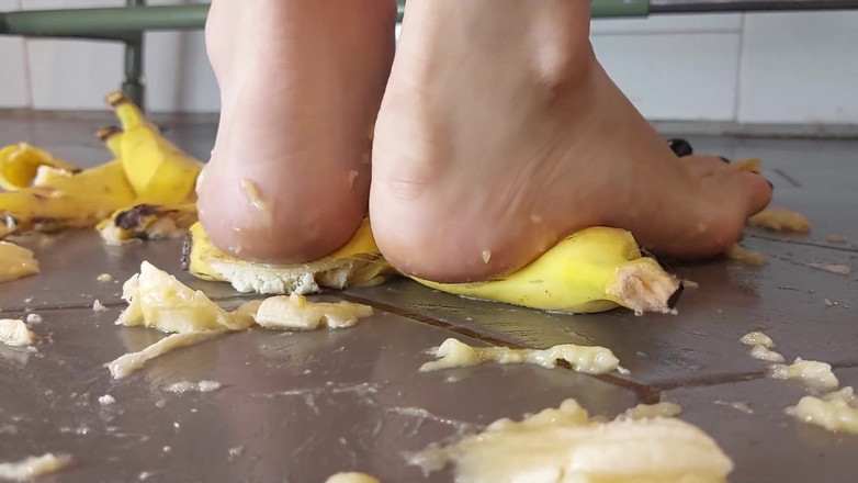 Mistress Priest: Aku ngentot pisang kaya kontolmu