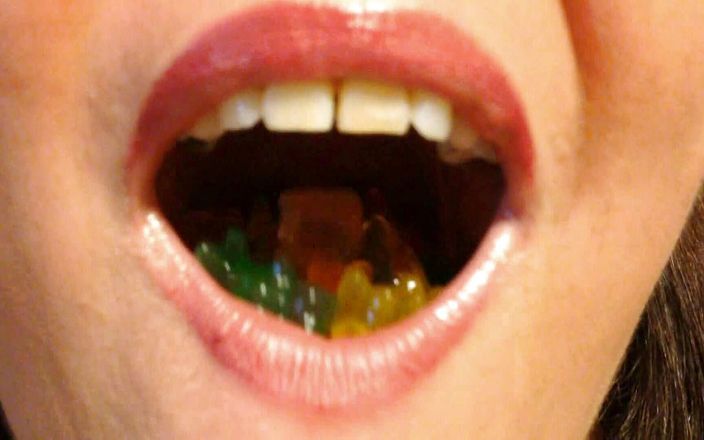 Lily Lipstixxx: Der gummibärchen isst
