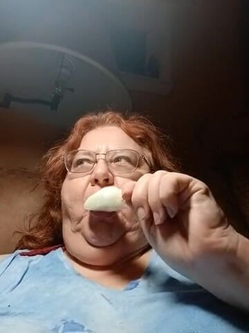 BBW nurse Vicki adventures with friends: Jedzenie popsicle zimnej linii lodu