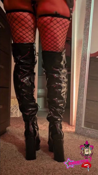 Kat-licious privédans zwarte latexjurk en laarzen
