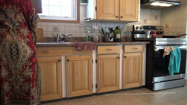 Souzan Halabi: 私は継父が到着する前に台所のふしだらな女でパキスタンの継母をファック