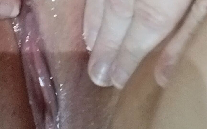 HerculesnVENUS: Le sue mani tutte in quella figa succosa che schizza...