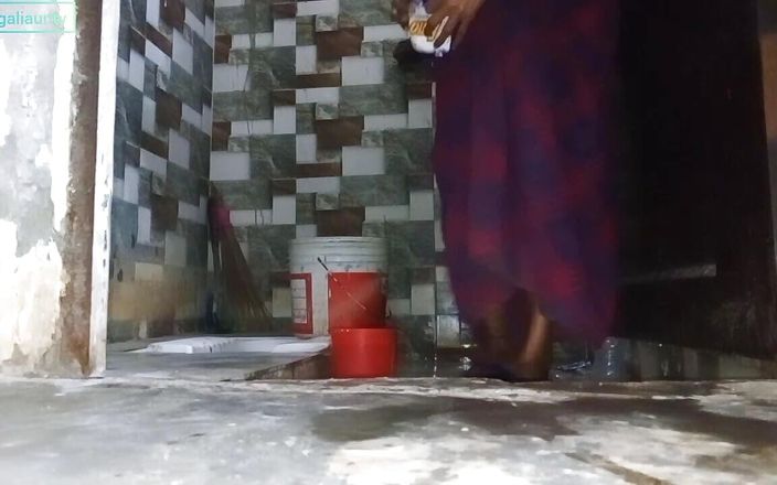 Bengaliauntykichut: Bengali Aunty Was Washing Clothes Showing Her Pussy