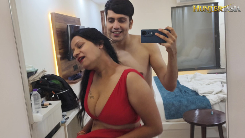 hunter Asia: Big Boobs Bhabhi Ji in Red Saree Gets Fucked