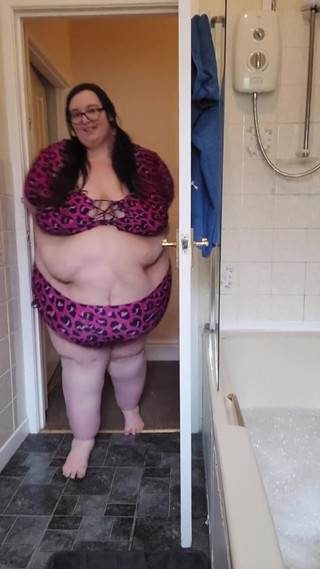 SSBBWLadyBrads: Splitternd spritzen, badespaß