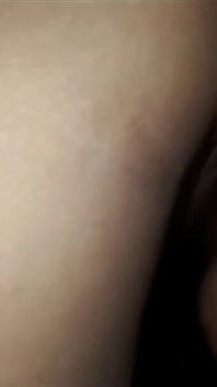 거대한 새로운 플레이로 뻗어있는 쪼이는 보지