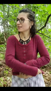 Als twee vrouwen het bos verkennen