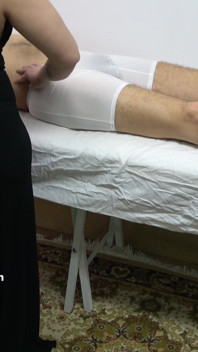 Une masseuse mature rentre chez elle pour un massage de la bite