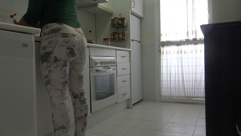 Stepmom Susan: Moje sexy britská nevlastní matka mě téměř přistihla, jak si...