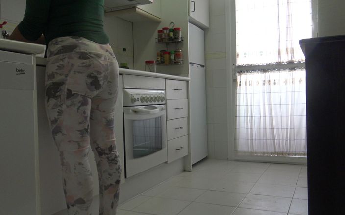 Stepmom Susan: Minha madrasta britânica sexy quase me pegou masturbando meu pau...