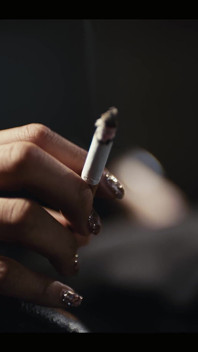 En primer plano: chica japonesa chupa humo mientras chupa la polla - Emiri Momota fumando cigarrillos fetiche