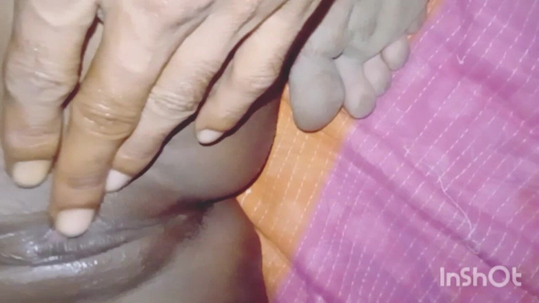 AmpleOunce283: Desi krásná nevlastní sestra Těsná kundička detail 3 prstění poprvé