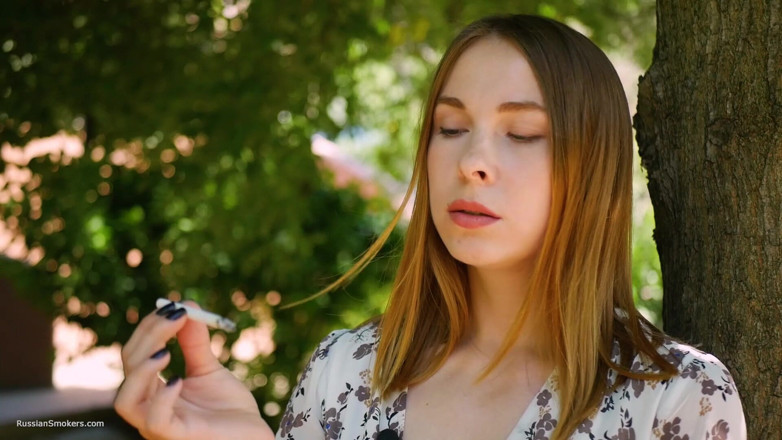 Russian Smokers: Evgeniya는 강한 120mm 담배를 피우고 있다