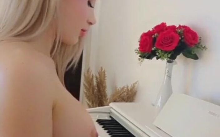 Anna Rey Blonde: My First Piano Song