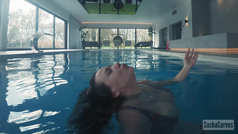 Sasha Curves: Underwater Expedition Goes Wrong