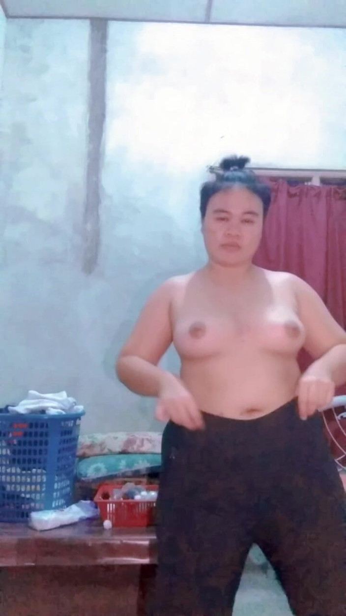 CumOnMeth: Îmi place să mă urmărești cum îmi desfac hainele una câte...