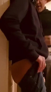 부엌에서 보지를 먹는 발정난 마누라, 발정난, 기둥에 대해 나는 그를 무릎 꿇고 보지를 빨아