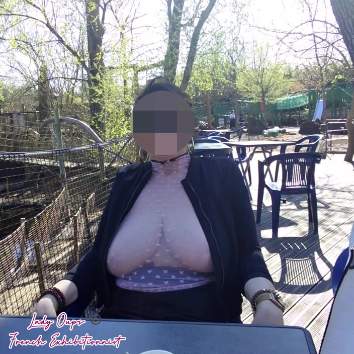 Lady Oups: Pequeña Cafetería En La Terraza Con Una Blusa Transparente Y...