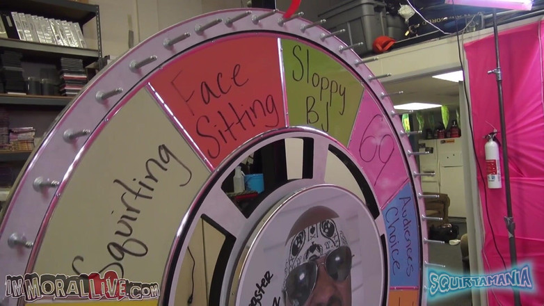 Immoral Live: Jenna presley खूबसूरत, सेक्सी, काले बाल वाली है, जिसे घूमना पसंद है