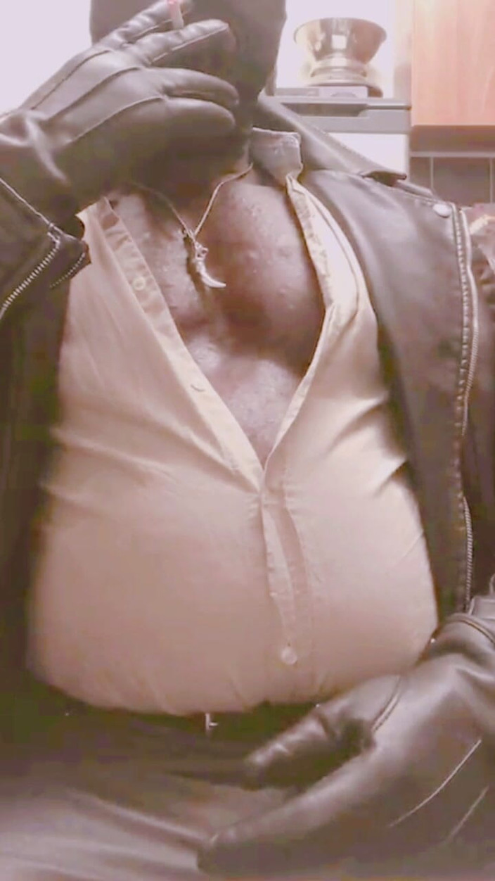 Black smoking muscle stepdad: Sfârcuri îmbrăcate în piele, îmbrăcate, joacă cu burta umflată de fum