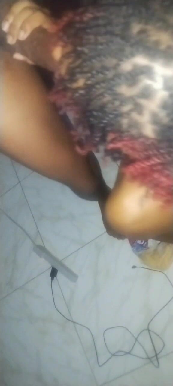 Island Bratz: 小さなティーンにペニスの飲み込み方を教える