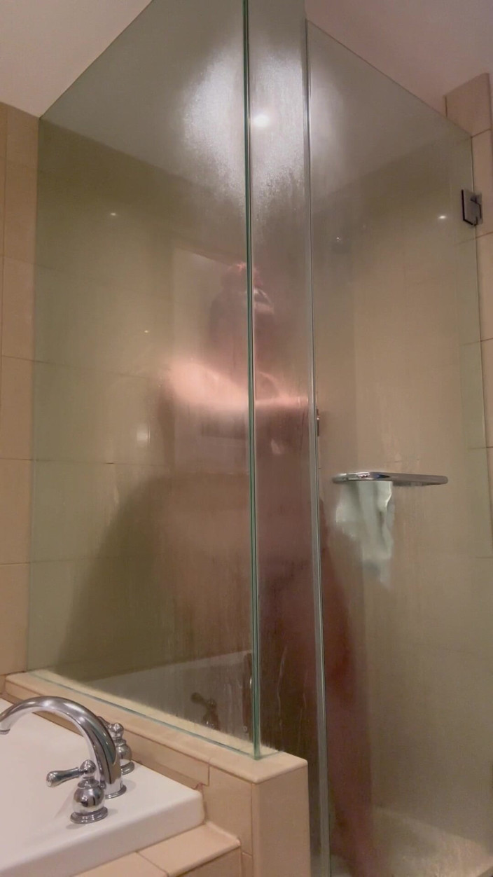 SofieeSoles: BBW Gets Wet in Shower