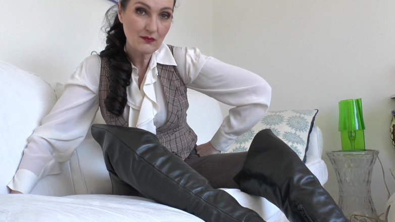 Lady Victoria Valente: मेरी ऊँची एड़ी के जूते के तलवे को अपनी जीभ से चाटो! Lady Victoria Valente