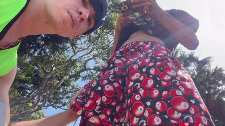 Icyhot707: Hai chàng trai Latinh gầy gò đi trên một khu rừng