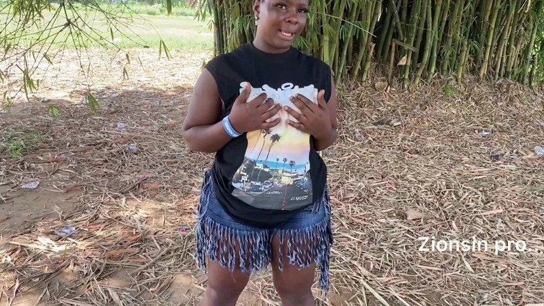 Zion: La Sexy Ragazza Nera Ebano Africana Balla in Pubblico Con...