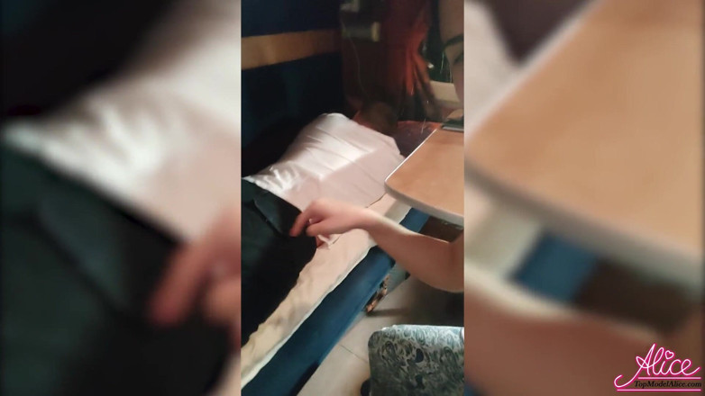 Alice KellyXXX: Awek melancap di dalam kereta api di sebelah orang asing