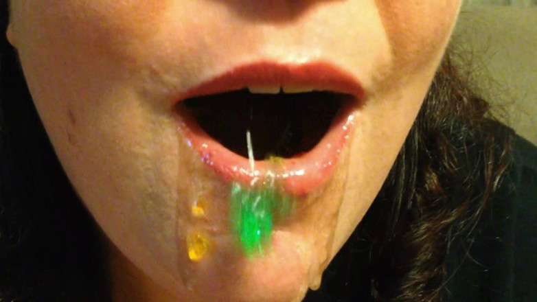 Lily Lipstixxx: Gumowy niedźwiedź je