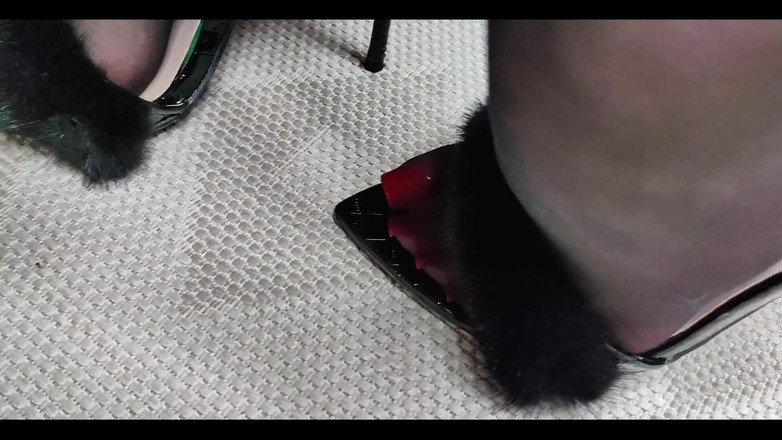 Goddess Lena: Černé punčocháče &amp; plyšové muly