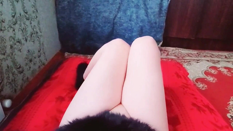 Kitty_Cross: 遊び心のあるトランス女性がウィンクしながらアイスクリームを手に