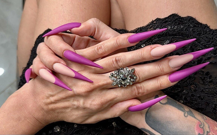 Julia domaina: Nouveaux ongles longs de couleur violette, talons aiguilles pointus, paumes,...