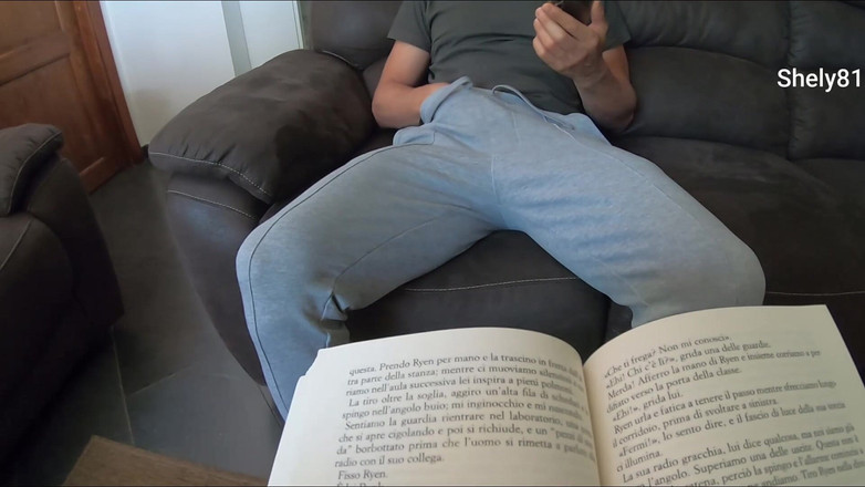 Shely81: Während stiefmutter liest, frech und schamlos stiefsohn porno beobachtet, zieht...