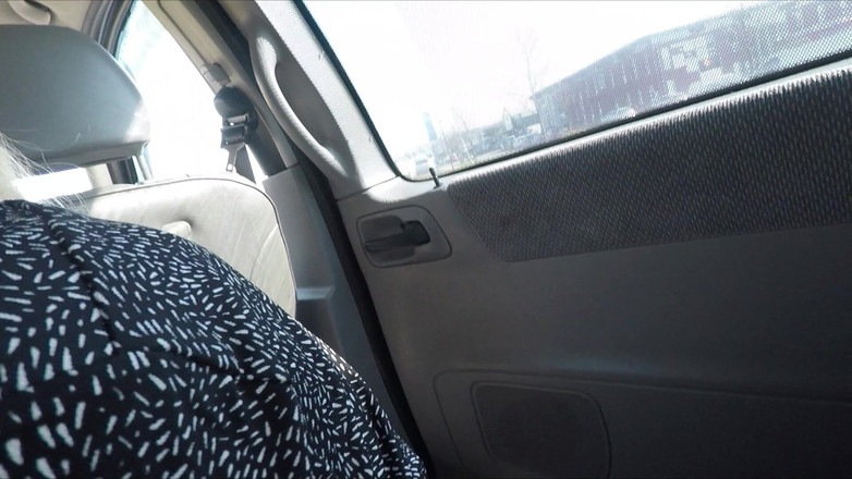 Miley Weasel: Ateşli sarışın arabayı yıkarken götünü siktiriyor!!