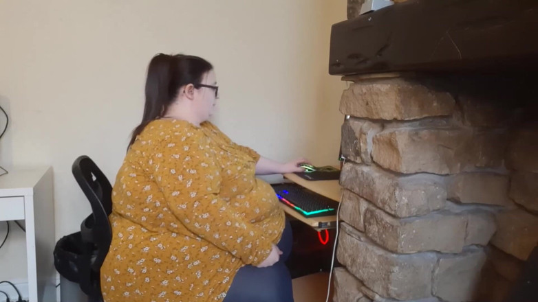 SSBBWLadyBrads: The fattest girl at work struggles