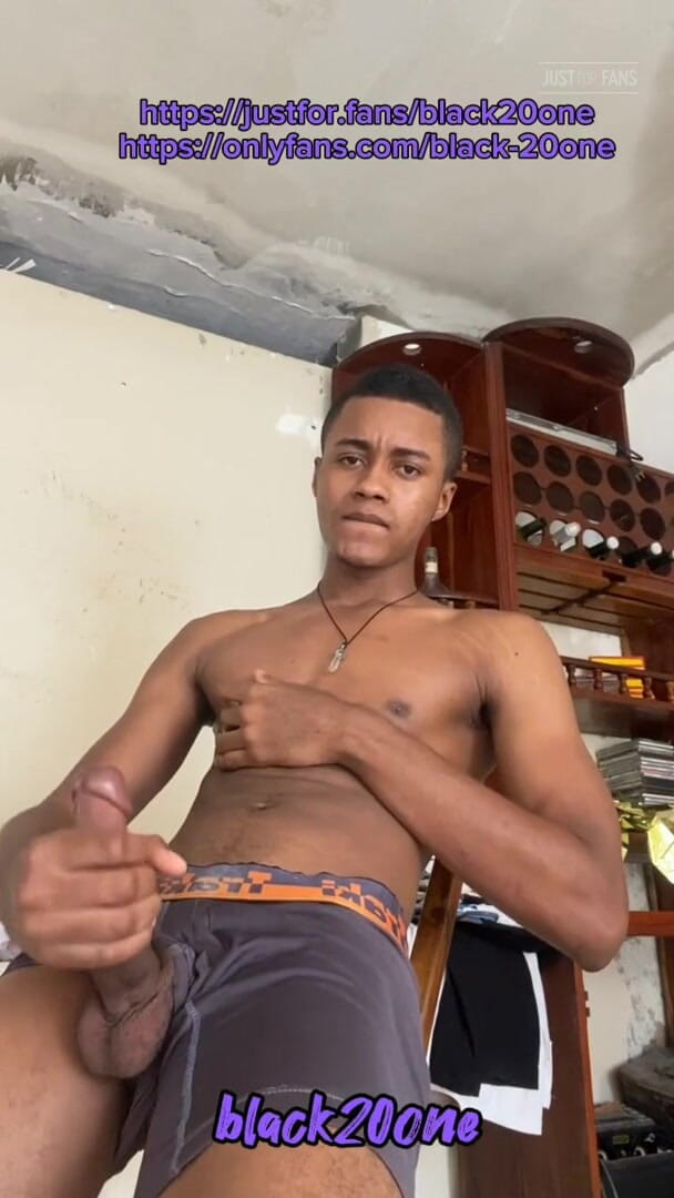 Black-2001: 这里又是tony blade，大黑屌的英俊男孩向你展示他的精液