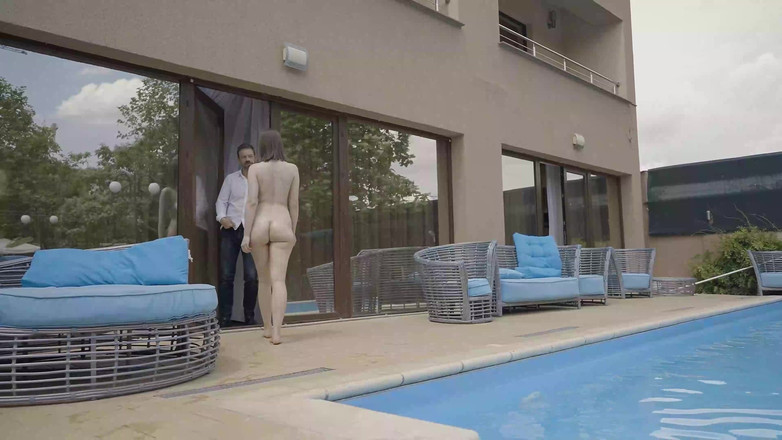 MILF and Big Wet Tits XXX: पूल में सींग का बना हुआ है और नग्न स्ट्रिप्स और बकवास करने के लिए चला जाता है