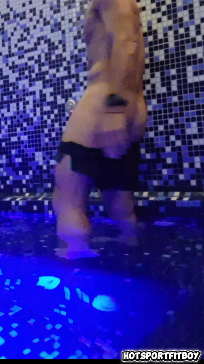 Hotsportfitboy: Riskante masturbation in der Luxus-Spa-sauna - großer harter schwanz wichst auf...