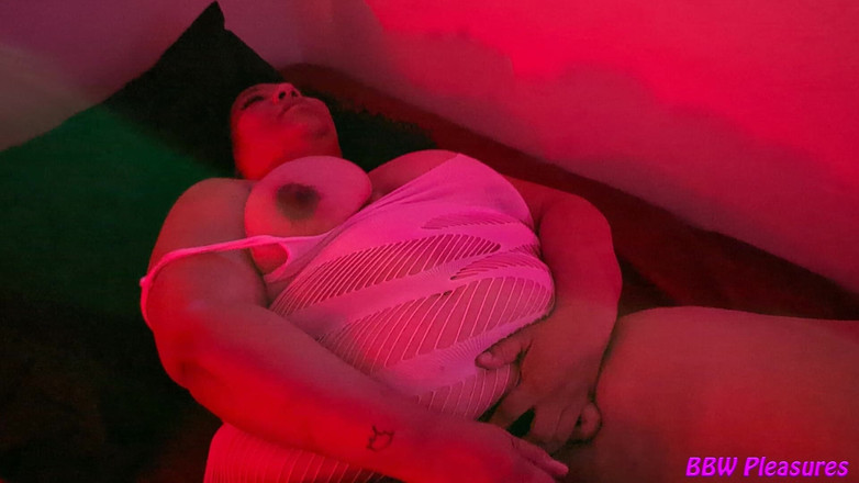 BBW Pleasures: Koi masturbeert in de club