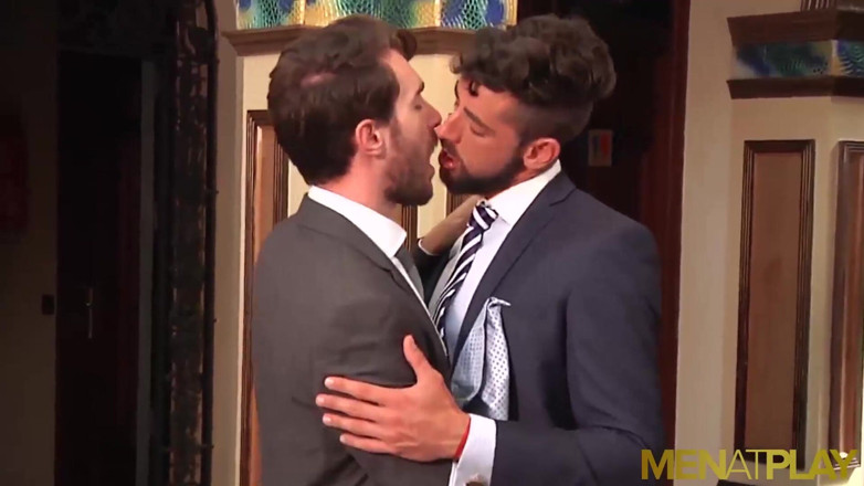 MenAtPlay: MENATPLAY - omul de afaceri Massimo Piano călărește analul lui Philip...